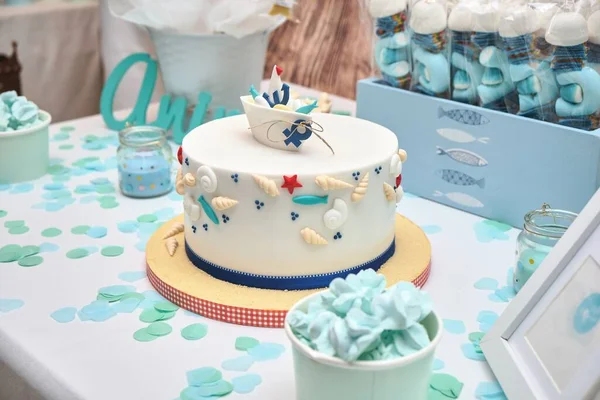 파란색으로 과자에둘러 집에서 솜털흰 케이크의 — 스톡 사진