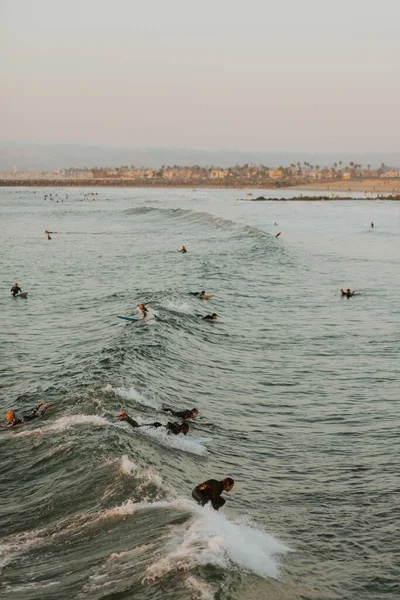 Una Toma Aérea Surfistas Nadadores Mar — Foto de Stock