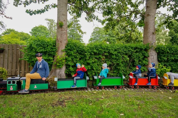 Dziwnow Πολωνια Ιουν 2020 Άντρας Και Παιδιά Οδηγούν Ένα Τρένο — Φωτογραφία Αρχείου