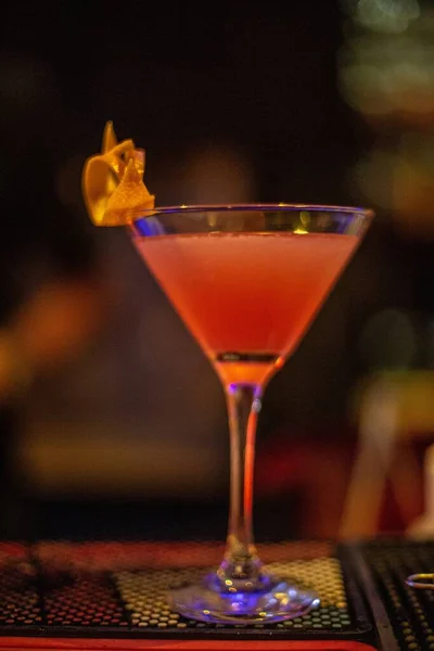 Vertikal Närbild Ett Glas Cocktail Bordet — Stockfoto