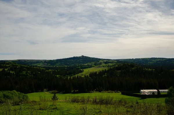 Uma Bela Paisagem Com Campo Montanhas Cobertas Verdes Sob Céu — Fotografia de Stock