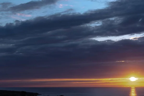 Красиві Пейзажі Заходу Сонця Променями Сонячного Світла Протікають Крізь Хмари — стокове фото