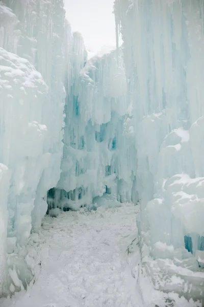 Dondurucu Bir Kış Gününde Kalın Buz Sarkıtı Duvarlarının Dikey Görüntüsü — Stok fotoğraf