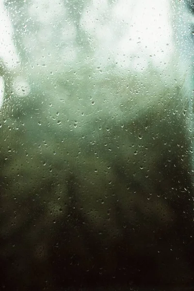 Вертикальний Знімок Дощових Крапель Вікні Розмитим Тлом — стокове фото