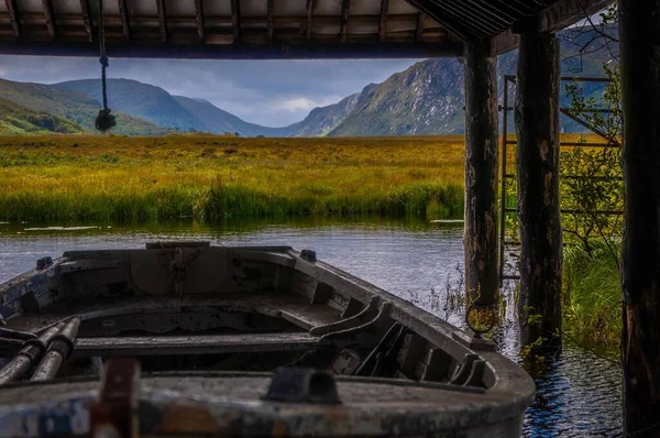 Ржавая Старая Лодка Маленьком Озере Горами Заднем Плане — стоковое фото
