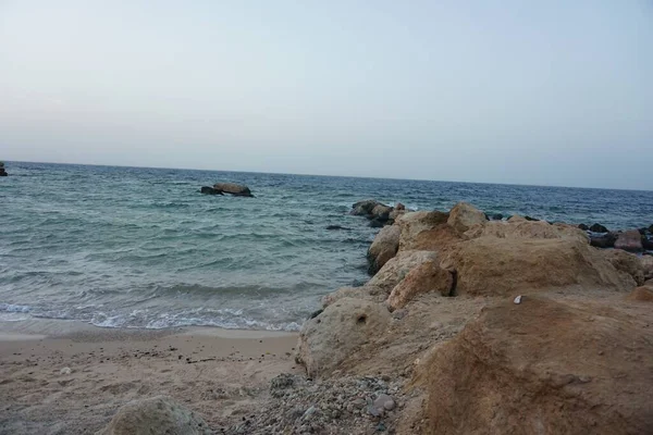 Una Playa Arena Mar Ondulado Bajo Cielo Despejado —  Fotos de Stock