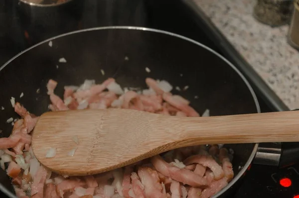 Nagy Szögű Lövés Szeletelt Hús Hagyma Sült Serpenyőben Egy Fából — Stock Fotó