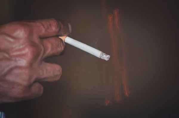 Detailní Záběr Žilnaté Staré Mužské Ruky Držící Zapálenou Cigaretu — Stock fotografie