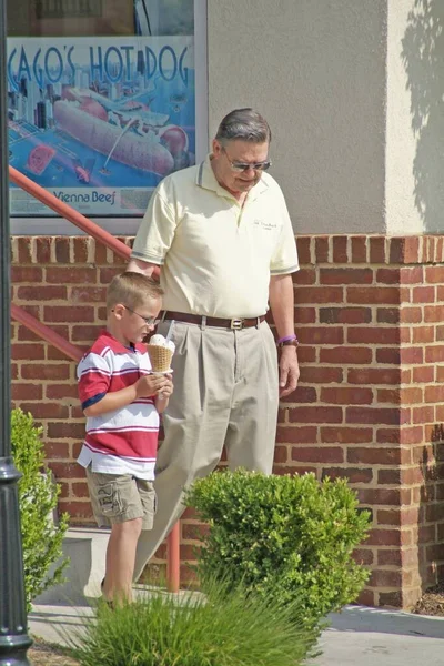 Charles United States Jun 2006 Grandfather Grandson Enjoying Ice Cream — Stock Photo, Image