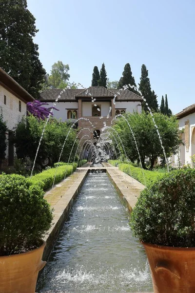 Vertikální Záběr Vodní Zahrady Paláci Generalife Alhambra Granada Španělsko — Stock fotografie