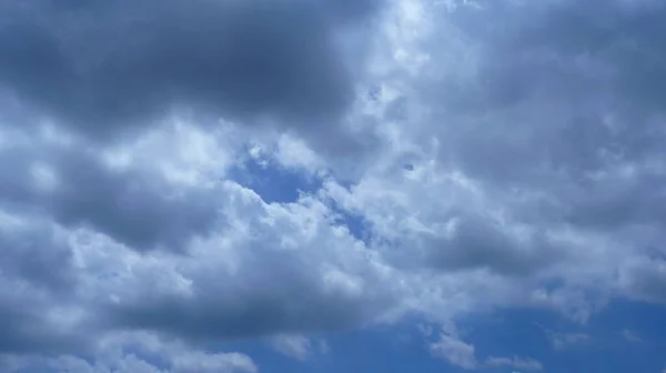 Langit Biru Cerah Ditutupi Oleh Cumulus Berbulu Putih Awan — Stok Foto