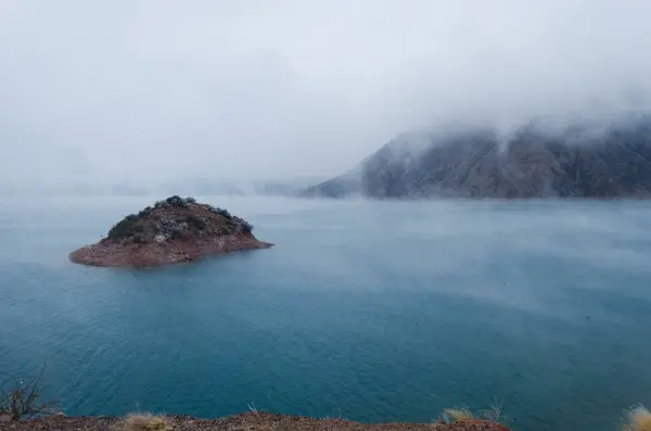 Overlooking View Small Island Mountain Covered Fogs Winter — Stock Photo, Image