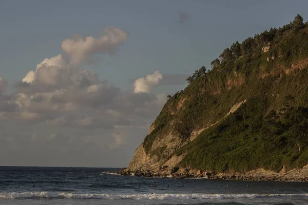 Kayalık Bir Sahil Bulutlu Gökyüzünün Altında Dalgalı Bir Deniz — Stok fotoğraf