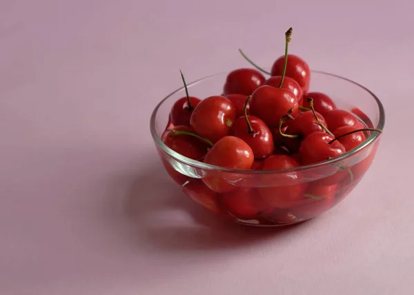 Tiro Alto Ângulo Uma Tigela Vidro Cheia Cerejas Deliciosas Frescas — Fotografia de Stock