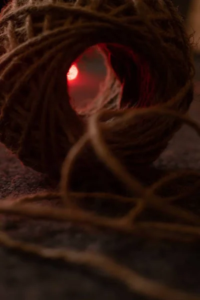 Макрознімок Джутового Шпагату Темній Поверхні Перед Червоним Світлом — стокове фото