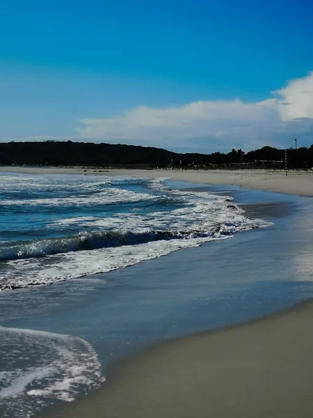 Güzel Bir Kumsal Görüntüsü Küçük Deniz Dalgaları — Stok fotoğraf