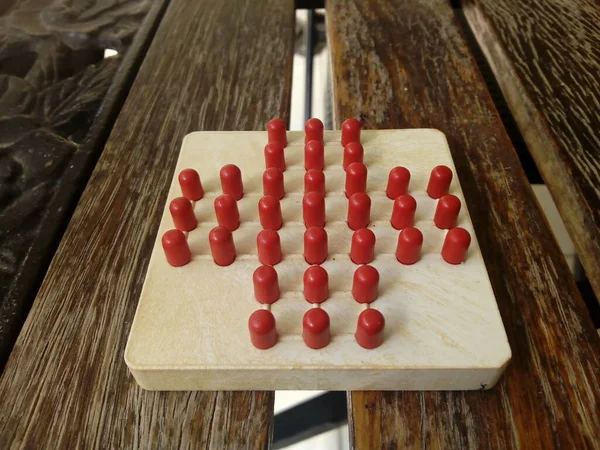 木製の背景にソロゲーム 夏休みに心を行使 教育数学のおもちゃの謎 — ストック写真