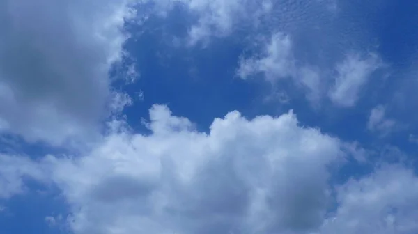 Céu Azul Brilhante Quase Totalmente Coberto Por Grandes Nuvens Cúmulos — Fotografia de Stock