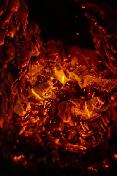 Una Imagen Vertical Las Brasas Tronco Ardiendo Creando Fondo Ardiente —  Fotos de Stock