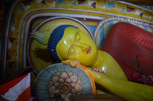 Isurumuniya Manastırı Anuradhapura Sri Lanka Daki Kaya Tapınağında Uzanan Buda — Stok fotoğraf