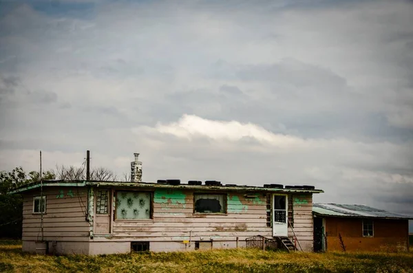 Creepy Old Aged Abandoned Wooden House Field Cloudy Rainy Sky — Stock Photo, Image