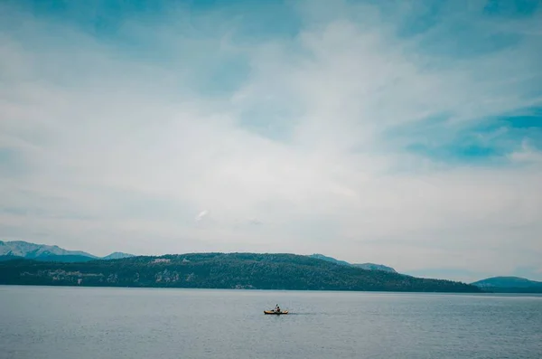 Sebuah Pemandangan Indah Dari Sebuah Danau Yang Dikelilingi Oleh Pegunungan — Stok Foto