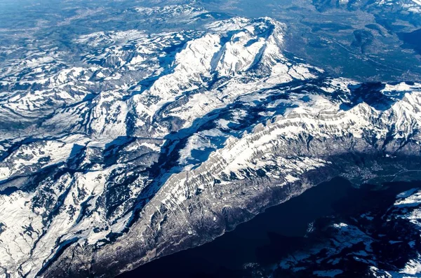 从飞机窗口拍到美丽的意大利阿尔卑斯山的空中照片 — 图库照片