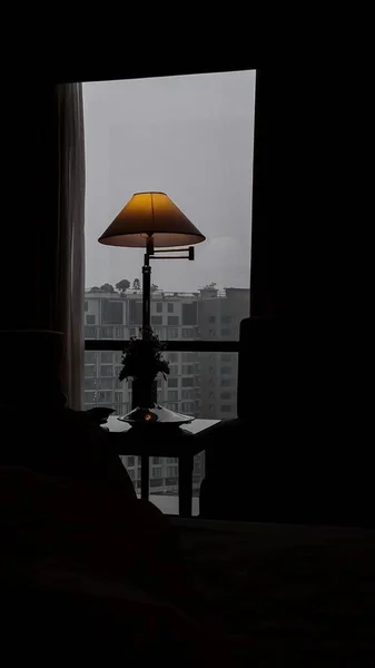 Vue Verticale Une Pièce Sombre Avec Une Lampe Côté Fenêtre — Photo