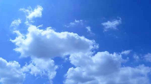 Tiro Ângulo Baixo Nuvens Fofas Céu Azul Sob Luz Solar — Fotografia de Stock