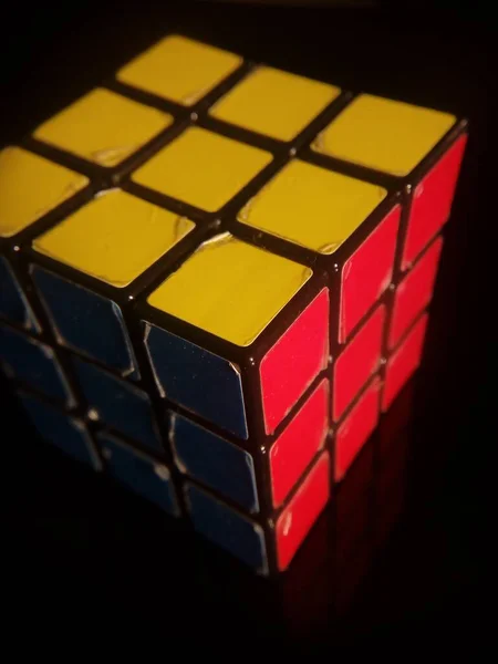 Plano Vertical Del Cubo Rubik Aislado Sobre Fondo Negro — Foto de Stock