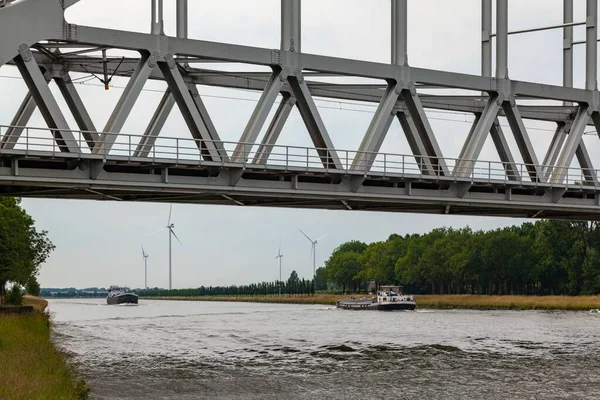 Navi Trasporto Terrestre Sotto Ponte Ferroviario Nei Paesi Bassi — Foto Stock