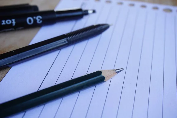 Ujęcie Bliska Długopisów Ołówka Kartce Wyłożonego Notesu — Zdjęcie stockowe