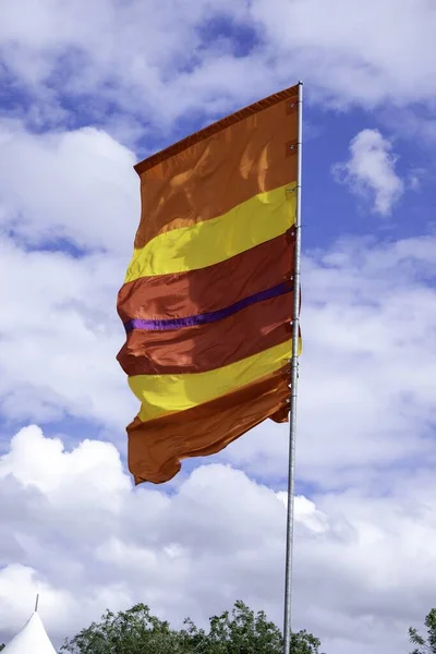 Plano Vertical Una Bandera Con Rayas Rojas Naranjas Amarillas Festival — Foto de Stock