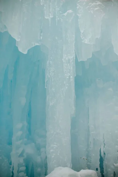 Primer Plano Carámbanos Colgantes Blancos Azulados Frío Día Invierno — Foto de Stock