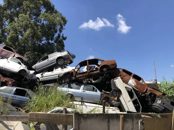 Montón Viejos Coches Oxidados Depósito Chatarra Día Soleado — Foto de Stock