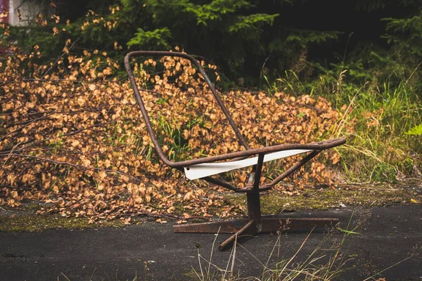 Una Silla Vieja Oxidada Abandonada Lado Calle Por Las Plantas — Foto de Stock