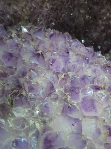 Disparo Vertical Hermosas Formaciones Cristal Amatista Púrpura Mineral — Foto de Stock