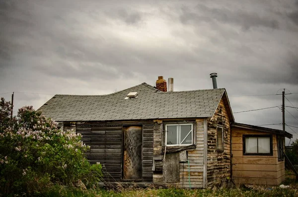 Una Casa Madera Abandonada Espeluznante Vieja Envejecida Campo Bajo Cielo —  Fotos de Stock