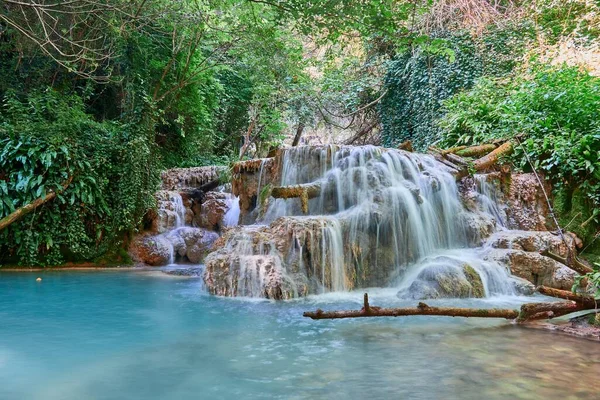 Een Close Van Een Kleine Maar Mooie Rotsachtige Waterval Die — Stockfoto