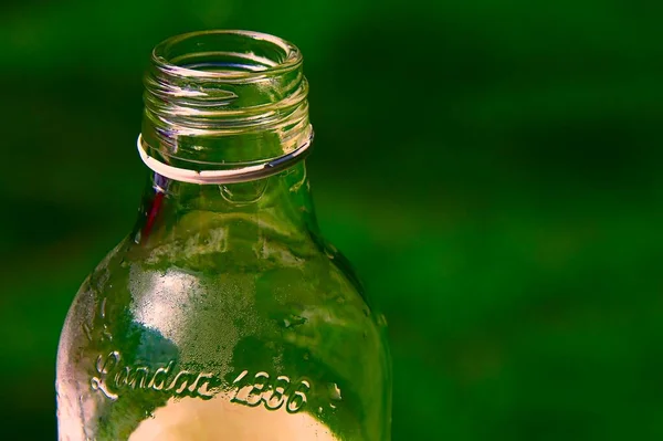 Nahaufnahme Einer Glasflasche London 1886 Vor Verschwommenem Grünem Hintergrund — Stockfoto