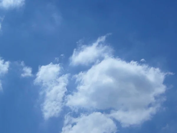 Belo Tiro Nuvens Brancas Céu Azul Adequado Para Fundos — Fotografia de Stock