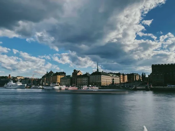 Een Schilderachtig Uitzicht Kungstrdgrden Stockholm Zweden Een Bewolkte Dag — Stockfoto