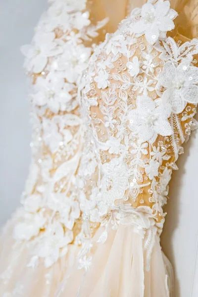 Colpo Verticale Abito Sposa Decorato Con Pizzo Bianco Fiori — Foto Stock