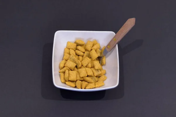 Colpo Testa Croccante Fiocchi Cuscino Cereali Una Ciotola Bianca Isolata — Foto Stock