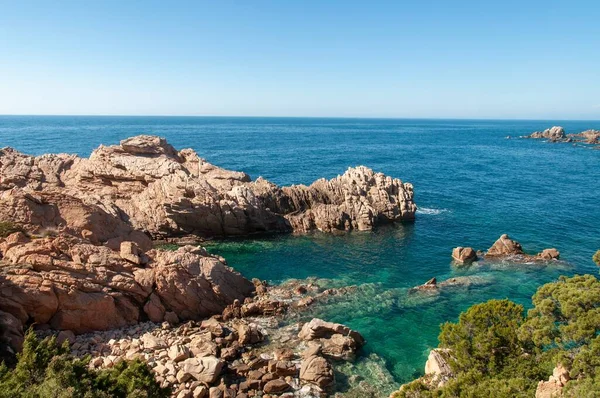 Uma Vista Deslumbrante Falésias Perto Mar Azul Calmo Durante Dia — Fotografia de Stock