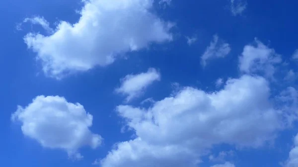 Eine Flache Aufnahme Von Flauschigen Wolken Blauen Himmel Unter Dem — Stockfoto
