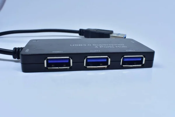 Nahaufnahme Eines Schwarzen Tragbaren Usb Hubs Mit Isoliertem Kabel Auf — Stockfoto