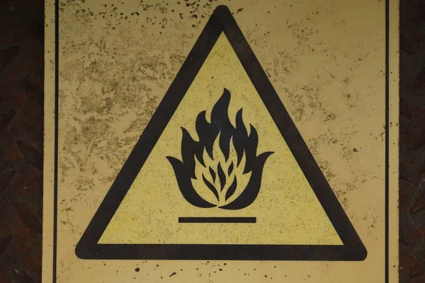 Старый Желтый Знак Риска Пожара Металле — стоковое фото