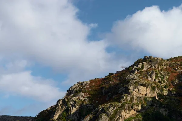 Die Klippen Der Berge Unter Dem Wolkenverhangenen Himmel — Stockfoto