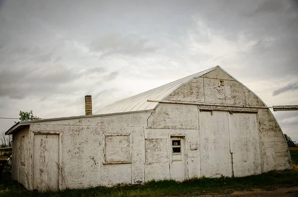 Une Maison Bois Abandonnée Vieille Vieillie Dans Champ Sous Ciel — Photo